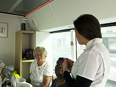 Le bus-salon de la fondation L'Oréal - Agrandir l'image (fenêtre modale)