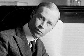 Photo du compositeur Sergei Prokofiev devant un piano