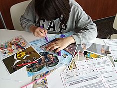 Atelier collage, dans le cadre du Festival de l'amour de la Médiathèque Astrolabe, en partenariat avec la Micro-Folie. - Agrandir l'image (fenêtre modale)