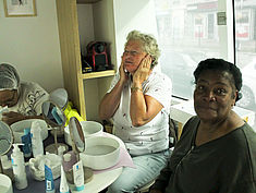 Le bus-salon de la fondation L'Oréal - Agrandir l'image (fenêtre modale)