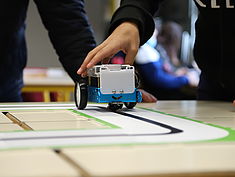 Ateliers Robotiques au collège Elsa Triolet à Le Mée-sur-Seine, dans le cadre de la Cité éducative Melun Val de Seine et en lien avec le Bus de la Réussite Éducative. - Agrandir l'image (fenêtre modale)