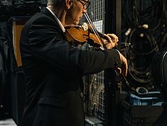 Violoniste répétant Dans les coulisses du Concert de l'Orchestre Melun Val de Seine au Mas le 18 décembre 2022 - Agrandir l'image (fenêtre modale)