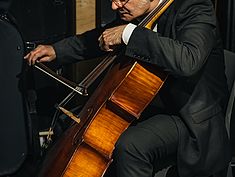 Violoncelliste répétant Dans les coulisses du Concert de l'Orchestre Melun Val de Seine au Mas le 18 décembre 2022 - Agrandir l'image (fenêtre modale)