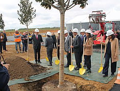 Plantation du premier arbre sur le site Zalando - Agrandir l'image (fenêtre modale)