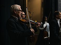 Violoniste répétant Dans les coulisses du Concert de l'Orchestre Melun Val de Seine au Mas le 18 décembre 2022 - Agrandir l'image (fenêtre modale)