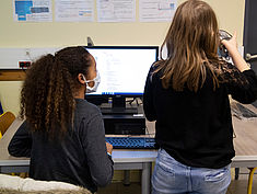 Atelier Robotique au collège Les Capucins de Melun, dans le cadre de la Cité éducative Melun Val de Seine et en lien avec le Bus de la Réussite Éducative. - Agrandir l'image (fenêtre modale)