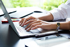 Femme tapant sur un clavier d'ordinateur - Agrandir l'image