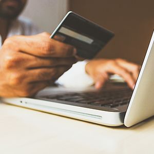 Homme qui effectue un achat en ligne
