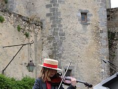 jeune qui fait du violon - Agrandir l'image (fenêtre modale)