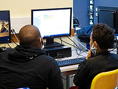 Atelier Robotique au collège Les Capucins de Melun, dans le cadre de la Cité éducative Melun Val de Seine et en lien avec le Bus de la Réussite Éducative. - Agrandir l'image (fenêtre modale)