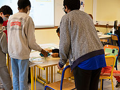 Atelier Robotique au collège Les Capucins de Melun, dans le cadre de la Cité éducative Melun Val de Seine et en lien avec le Bus de la Réussite Éducative. - Agrandir l'image (fenêtre modale)