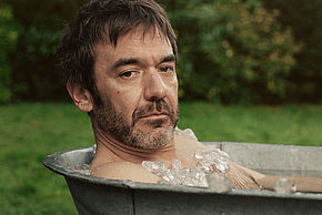 Photo de Thomas VDB dans une baignoire remplie de glaçons