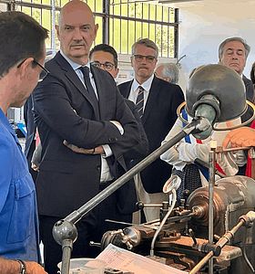 Le ministre de l’Industrie Roland Lescure lors de son déplacement à l’usine école de l’aérodrome de Melun-Villaroche, le 8 juillet. 
