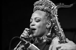 Photo d'une chanteuse soul et d'un saxophone - Agrandir l'image