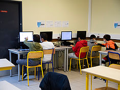 Atelier Robotique au collège Les Capucins de Melun, dans le cadre de la Cité éducative Melun Val de Seine et en lien avec le Bus de la Réussite Éducative. - Agrandir l'image (fenêtre modale)